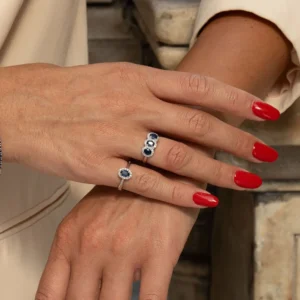 Anello trilogy Vittoria oro 18 kt con diamanti e pietre preziose - immagine 2